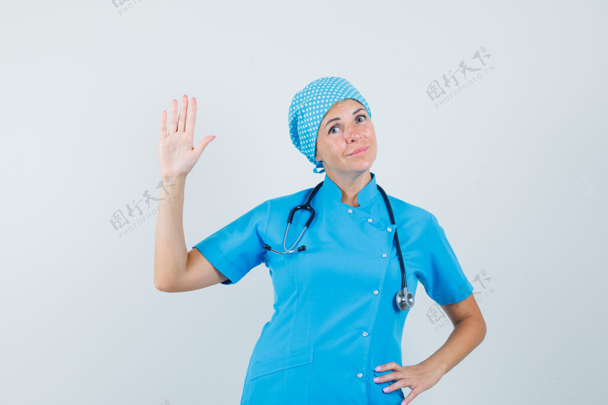 诊所身着蓝色制服的女医生挥手告别 前视图年轻人诊断成年人