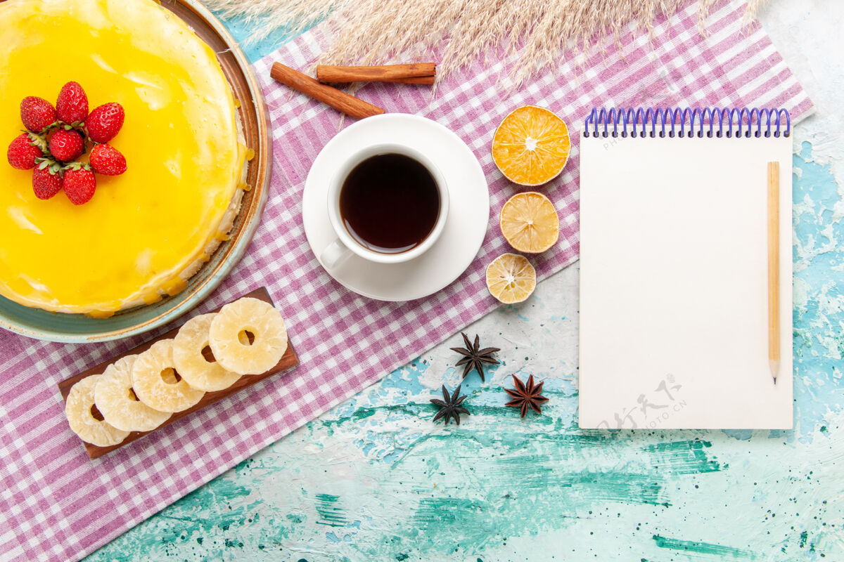 蛋糕俯瞰美味的黄色糖浆蛋糕和浅蓝色背景上的茶饼干蛋糕甜饼饼干甜茶背景糖浆托盘