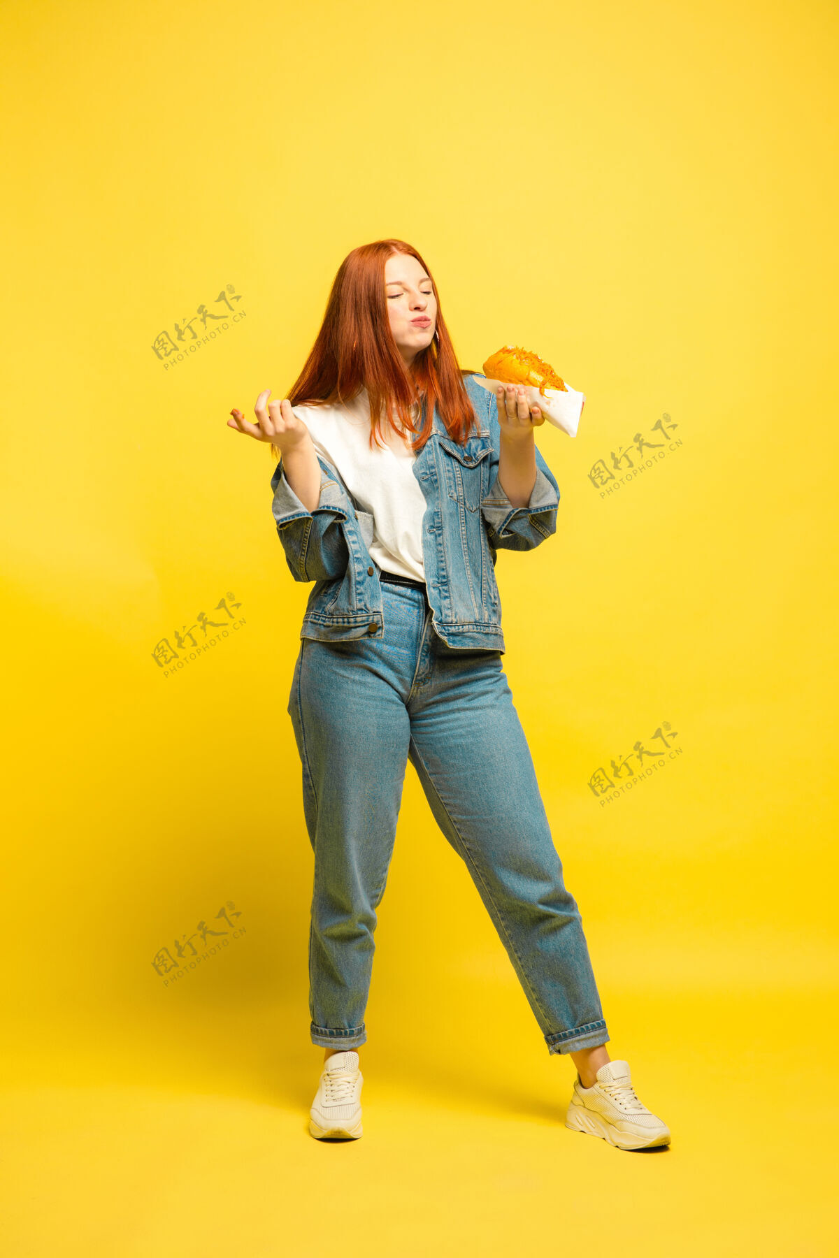 博客更容易成为追随者不需要和食物合影黄色背景的白种女人漂亮的红发模特人类情感的概念 面部表情 销售 广告女孩快递衬衫