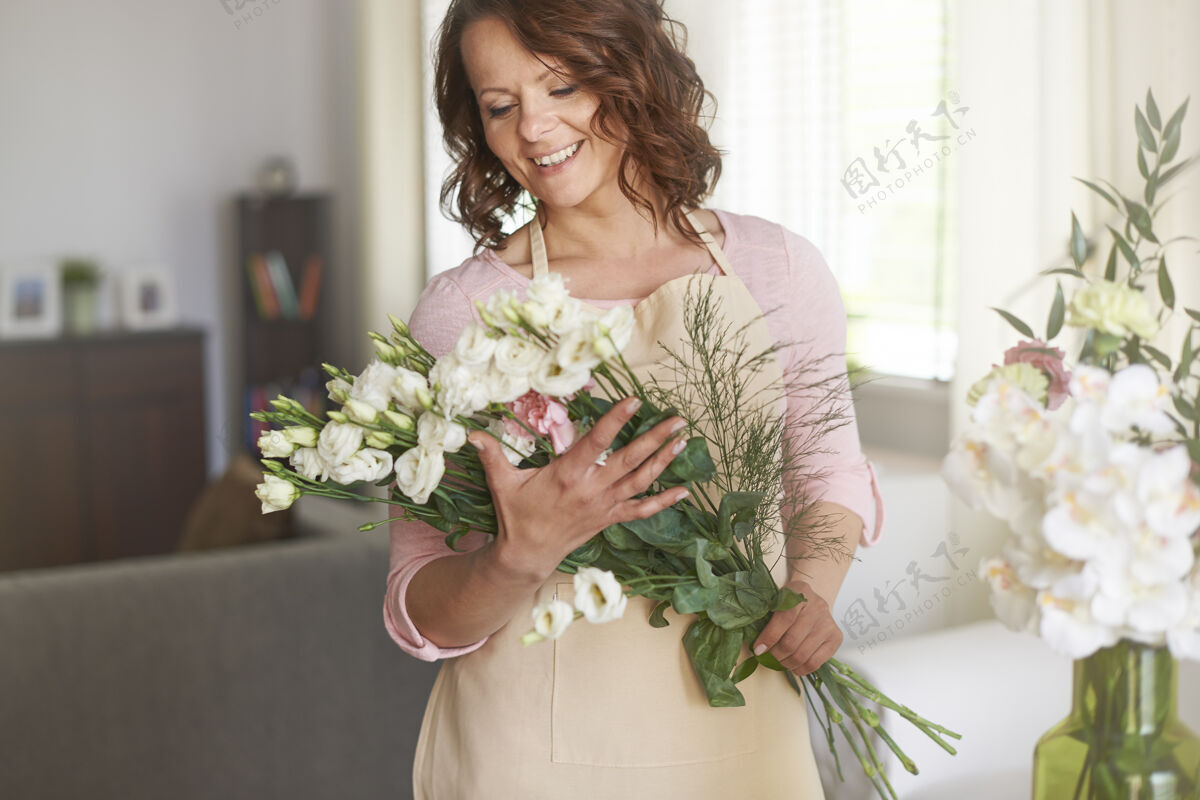 花瓶插花的女人女人休闲服花店
