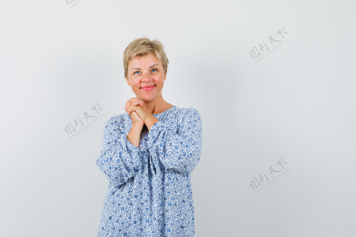 微笑漂亮的女人双手合十 穿着有图案的衬衫 看上去很正面正面视图肖像水疗完美