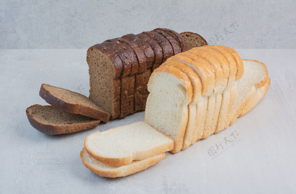 糕点新鲜的白色和棕色面包片放在大理石背景上小吃面包面包房