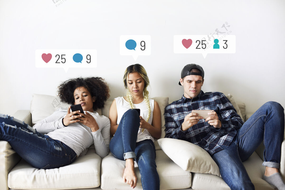 聊天坐在沙发上的年轻人在智能手机上使用社交媒体心脏社交营销