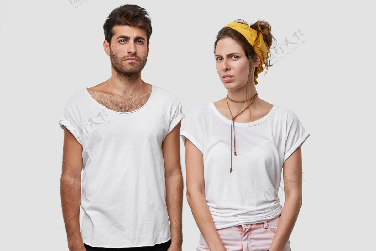 丈夫恋爱中的小两口都有不悦的表情 厌恶的眼神 不满工作的坏结果 穿白色t恤 戴黄色头带兴奋不满女朋友