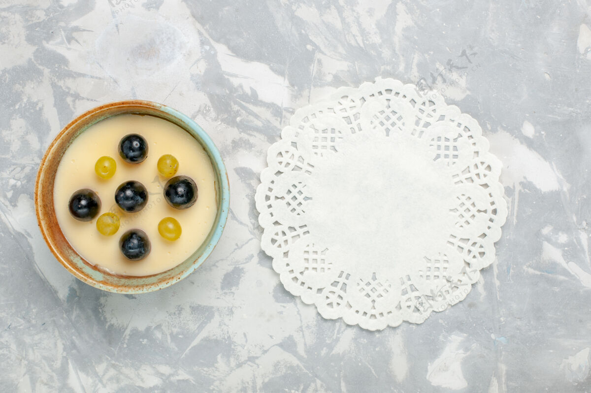 季节俯瞰美味奶油甜点 顶部有水果 在浅白色表面的小锅里 水果奶油甜点 冰淇淋 甜冰水果生的小