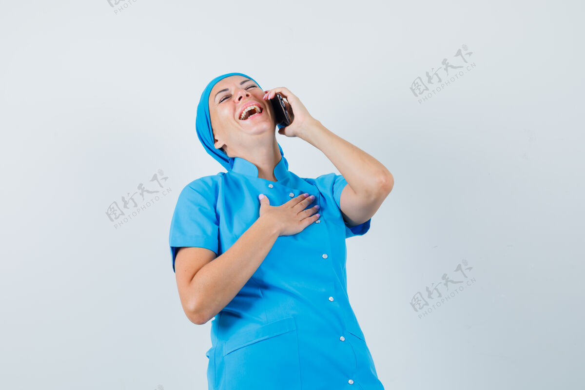 制服身穿蓝色制服的女医生一边笑一边讲手机 正面照疾病疾病手机