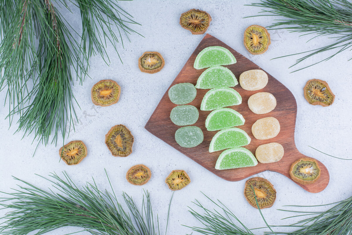 混合各种各样的果酱放在木板上 配上干猕猴桃片甜点果酱五颜六色