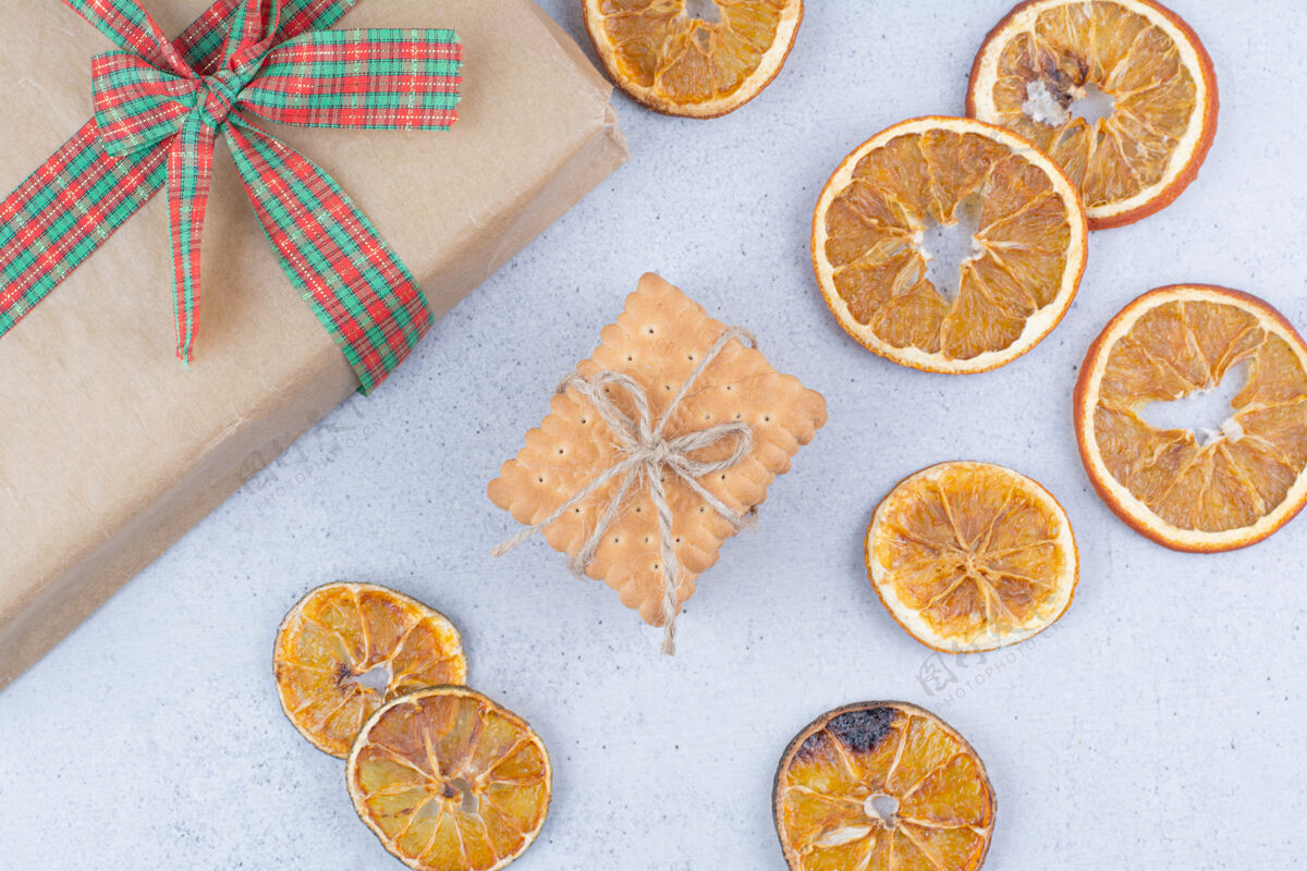 盒子干橘子 饼干和礼品盒大理石背景美味饼干丝带