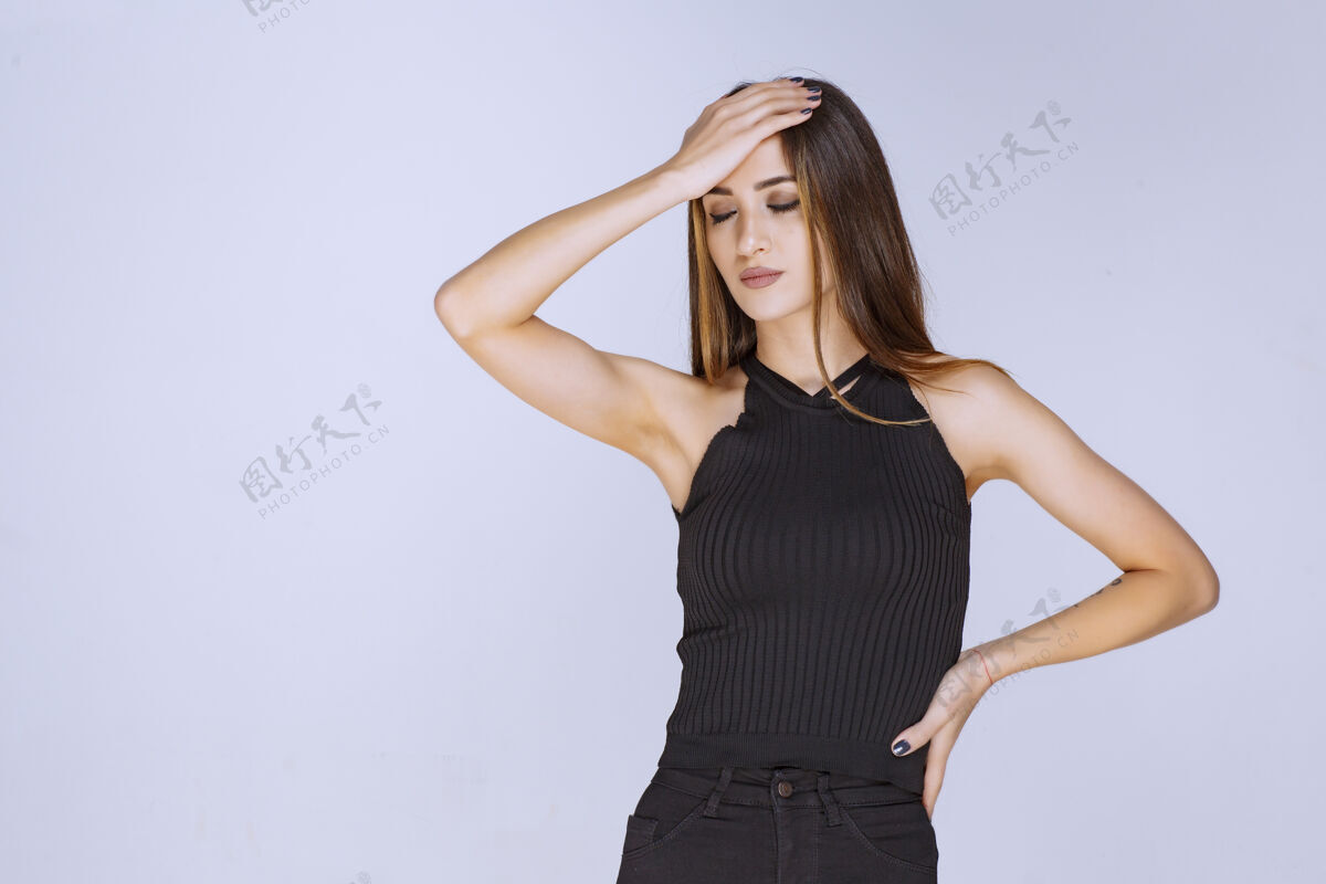 聪明穿黑衬衫的女人感到悲伤或头痛症状姿势疲倦