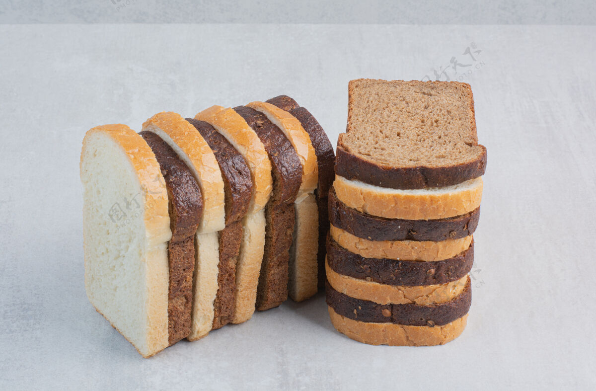面包新鲜的白色和棕色面包片放在大理石背景上糕点小吃面包房