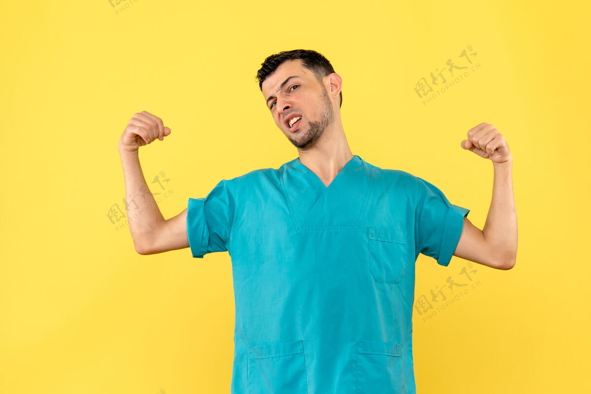 视图医生认为人们可以从冠状病毒中康复衬衫人微笑