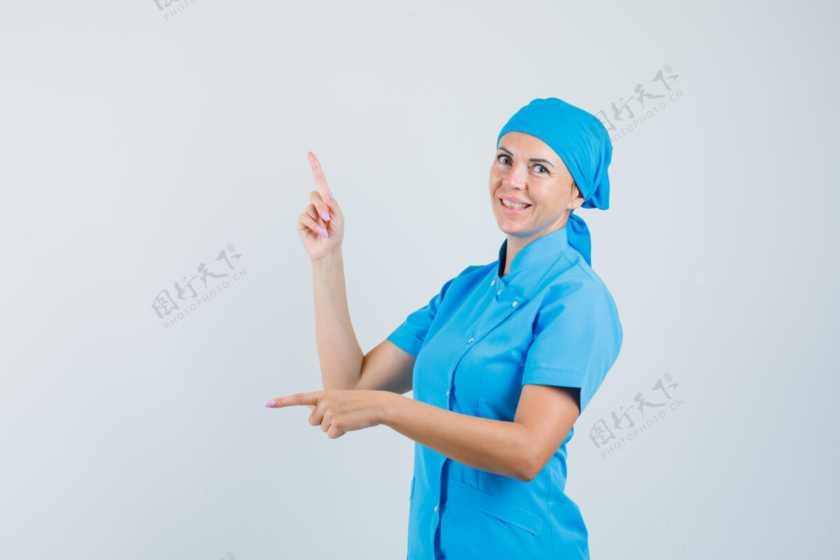 犹豫身着蓝色制服的女医生手指上下指指点点 神情犹豫不决 俯视前方成人肖像手指