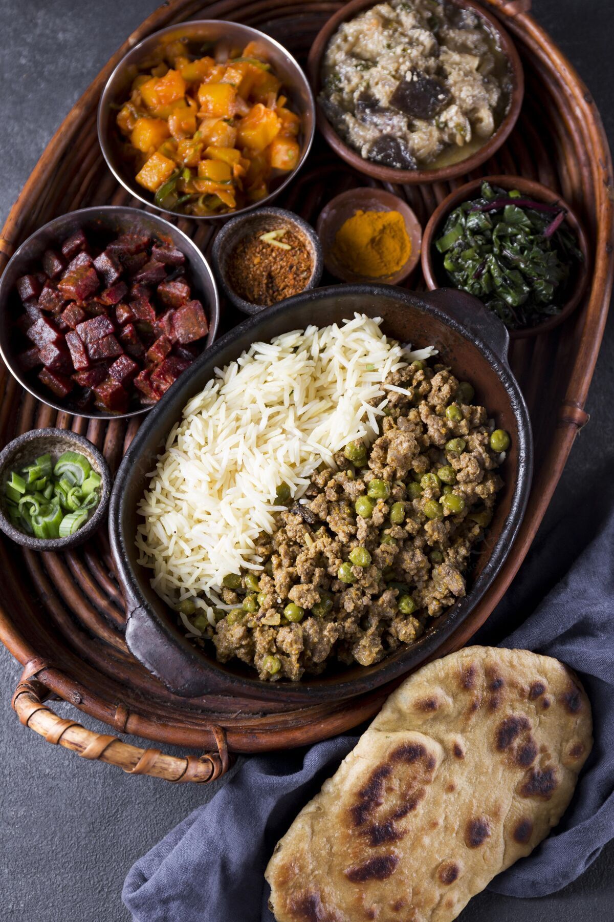 分类美味的巴基斯坦餐在桌上菜肴传统膳食