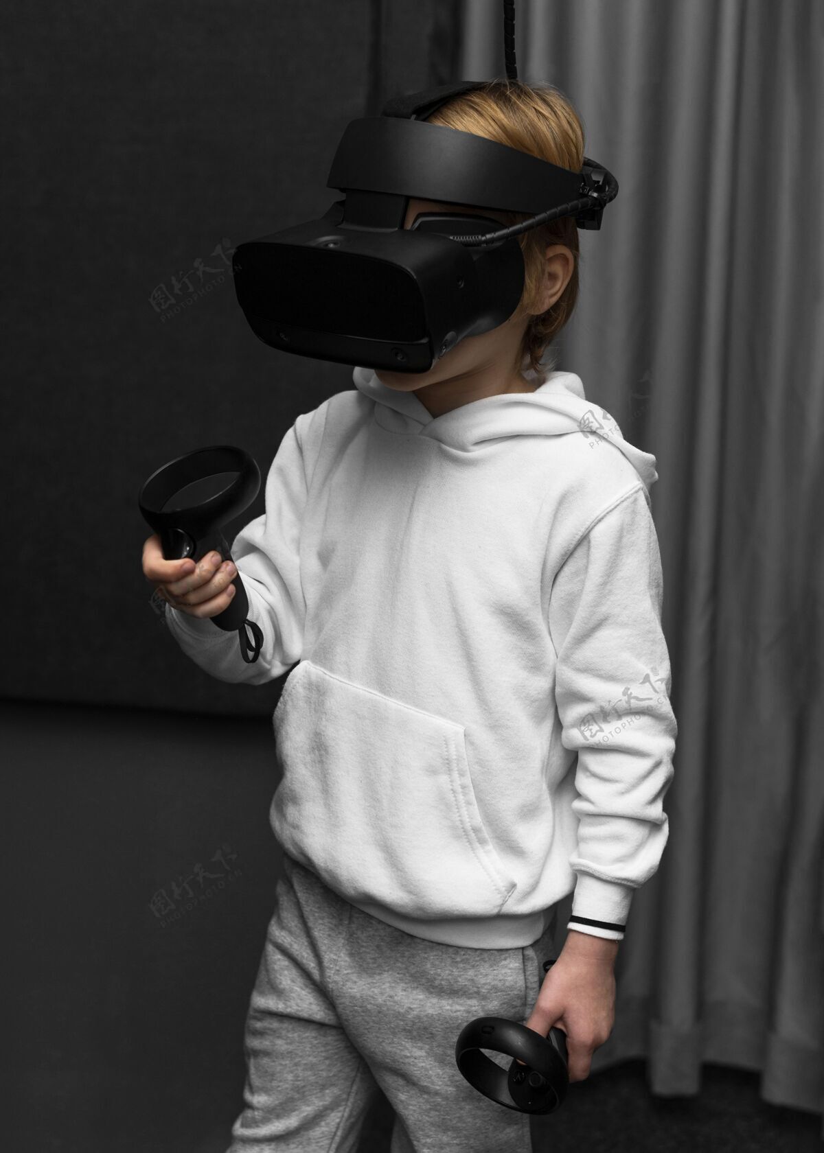 消遣小男孩用虚拟现实耳机年轻电子娱乐