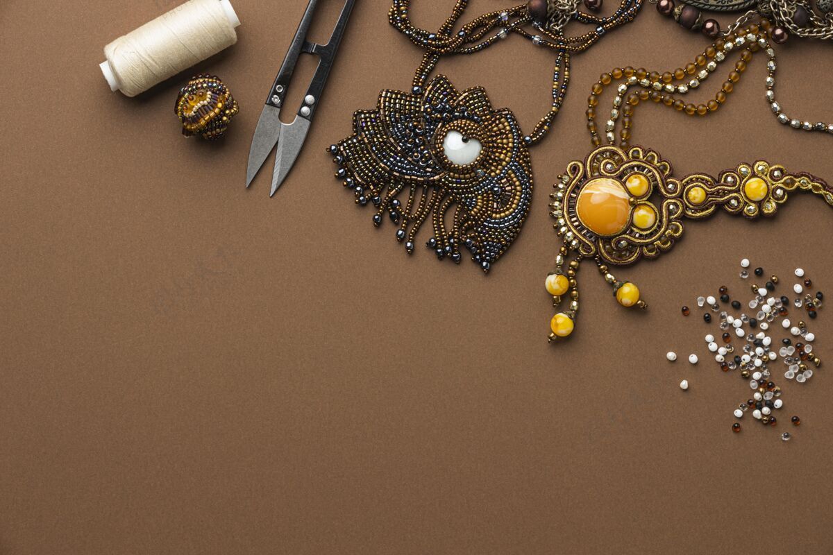 珠子顶视图的基本珠与线和剪刀工作休闲活动工艺