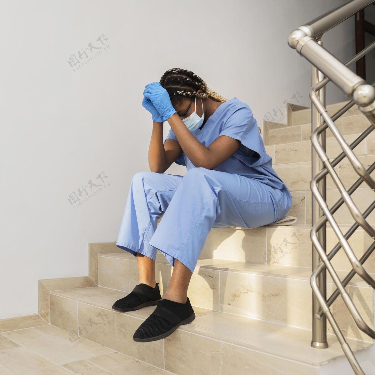 职业坐在楼梯上的全方位医生医疗科学健康
