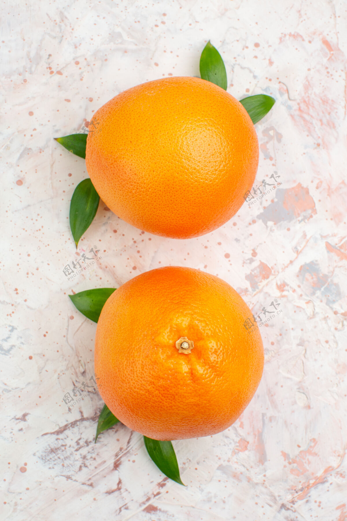 顶部在明亮的孤立表面上俯瞰新鲜的橙子光明新鲜橙子柑橘