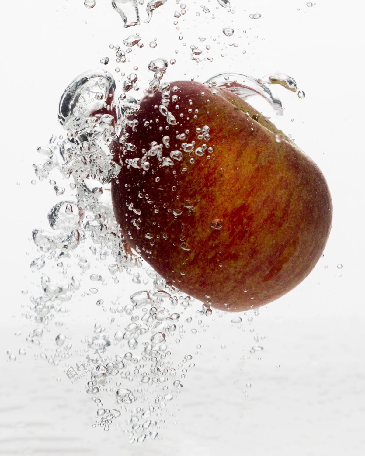 小吃水里红苹果的正面图美味生动美食