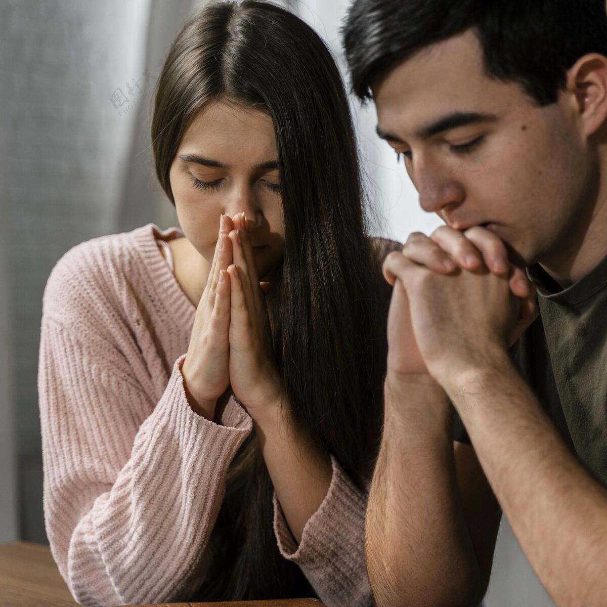 圣洁男人和女人一起祈祷男人信仰宗教