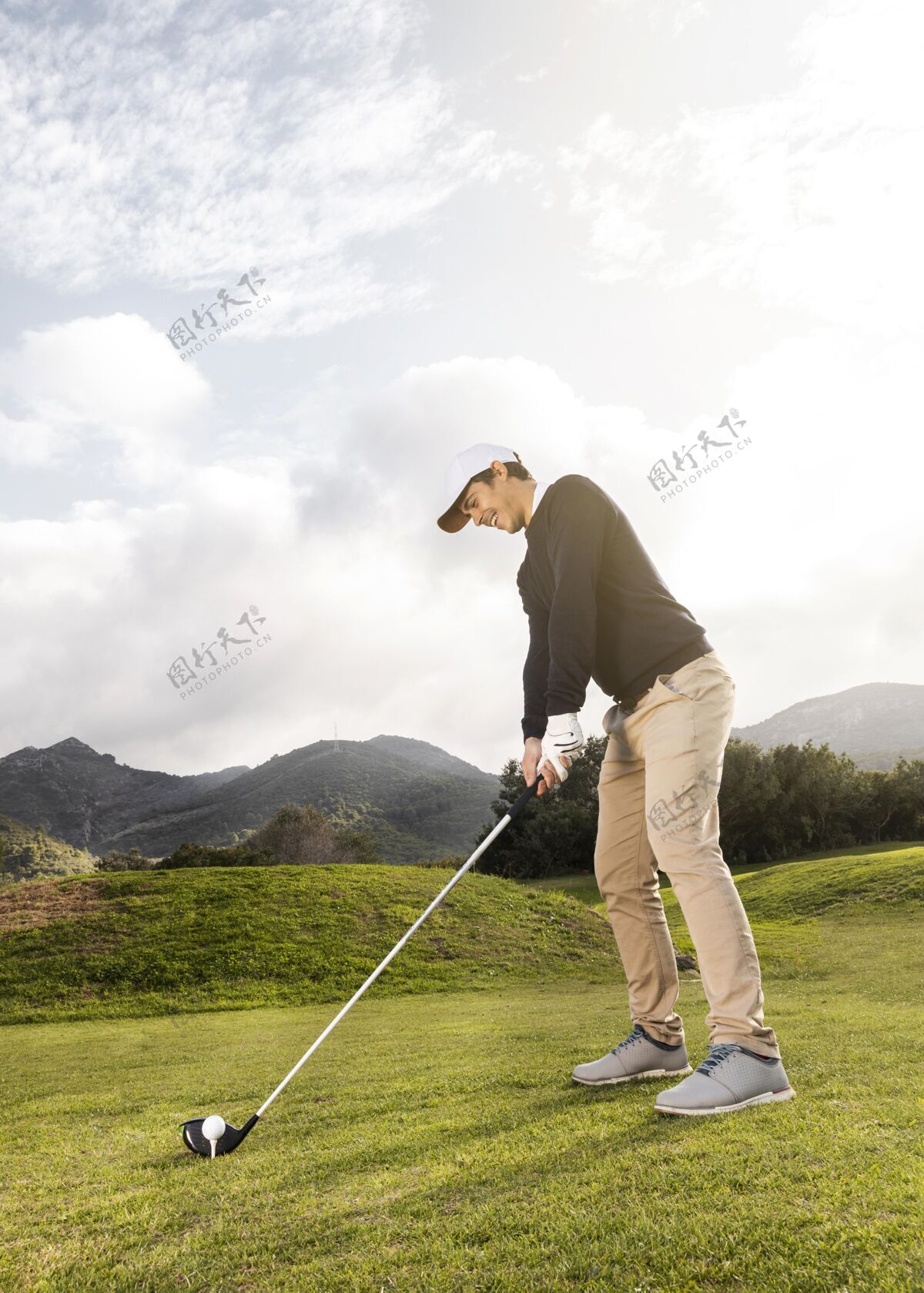 球员侧视图的男子打高尔夫在球场上与俱乐部和复制空间娱乐户外运动