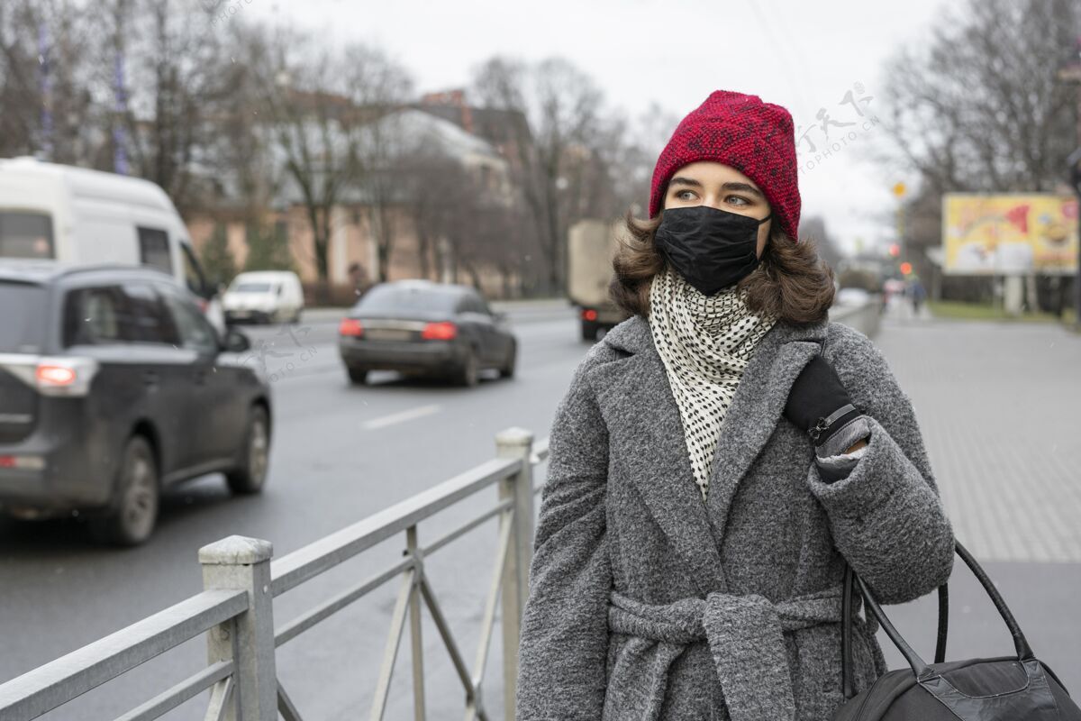 病毒带着医用口罩的女人在城市户外人女性流行病