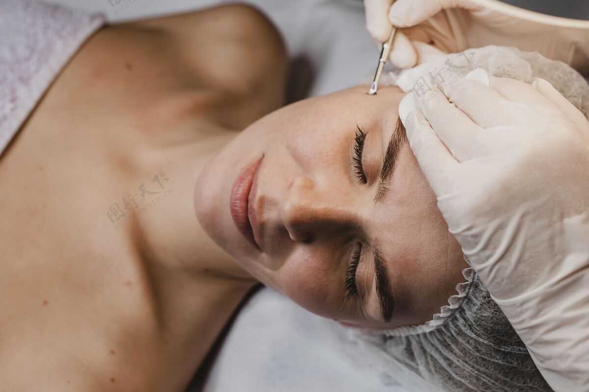 皮肤护理在水疗中心做皮肤护理的女人女人面部美容