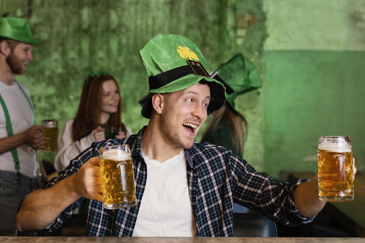 幸运戴着帽子的快乐男人在酒吧喝酒庆祝圣帕特里克节的正面图帽子庆祝派对