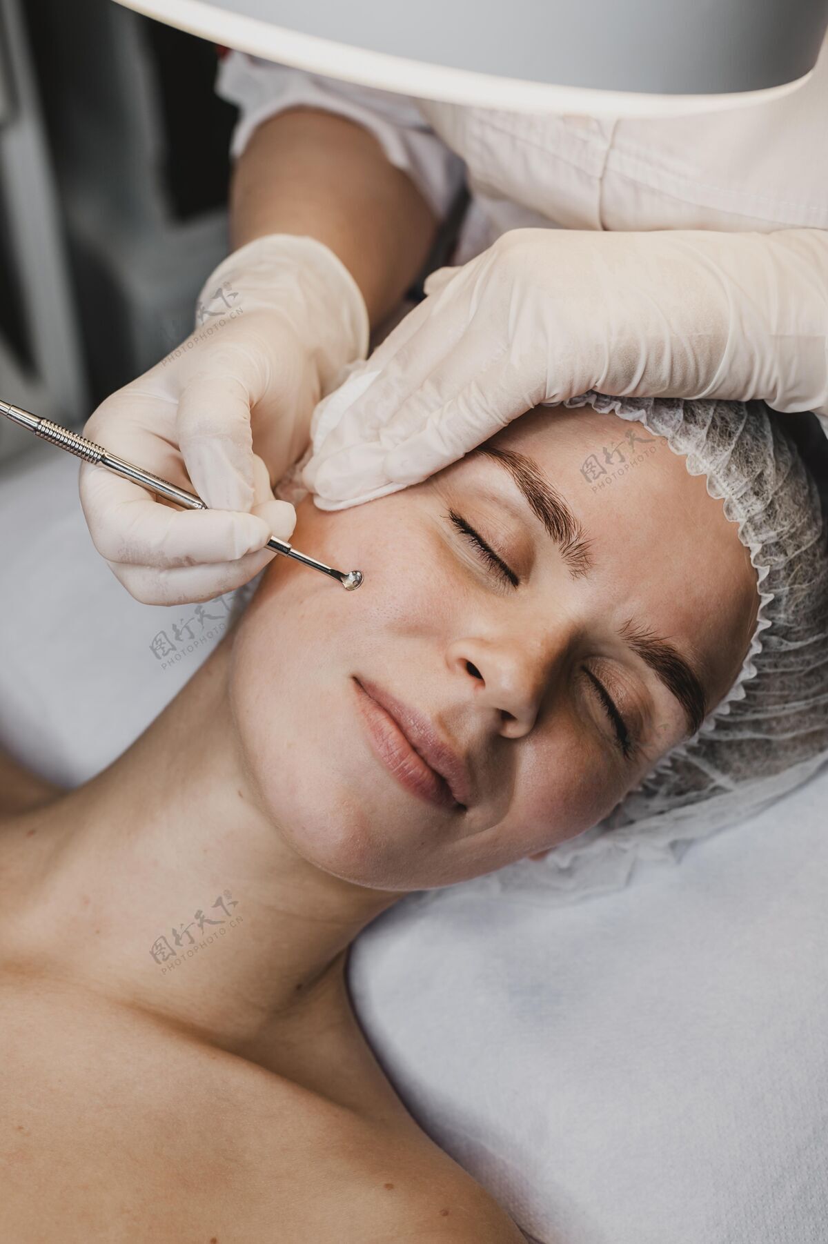化妆品在健康中心接受护肤程序的女人面部美容过程