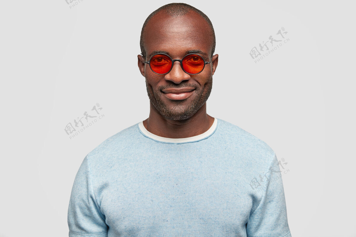 眼镜时尚黑皮肤潮人男的头像戴着时髦的红眼镜流行男人墙