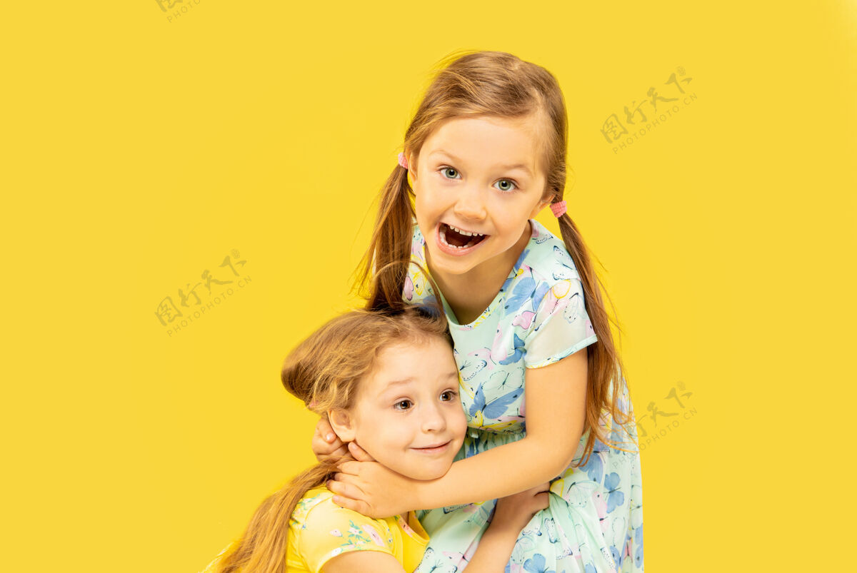 女性美丽动情的小女孩孤立在黄色模特一起可爱