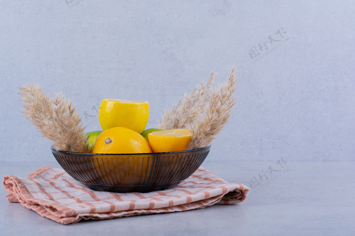 切片石桌上放着一盘新鲜多汁的柠檬桌布酸一半