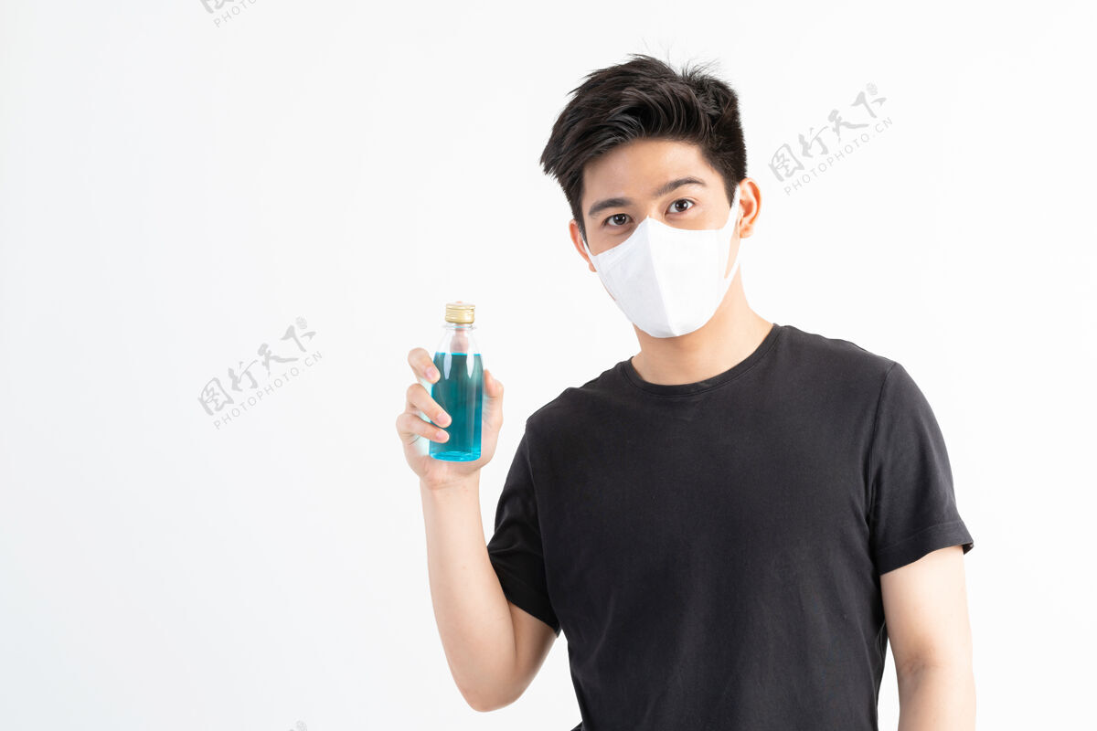 生病在隔离室里 一个戴着口罩的亚洲人拿着酒精洗手 以保护冠状病毒冠状病毒-19疾病传播男性