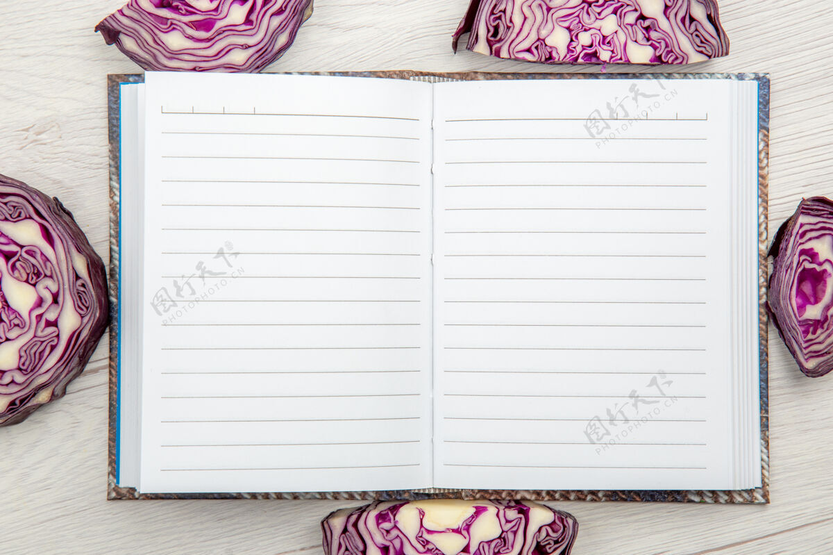 书页顶视图切碎的红色卷心菜围绕笔记本放在米色木桌上空白装订卷心菜