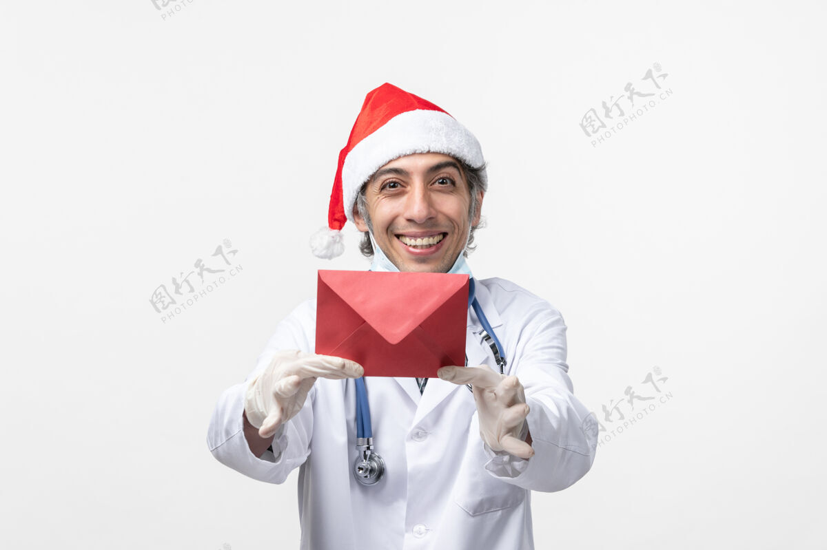 工作男医生手持红包冠状病毒健康高尔夫球手男医生圣诞节