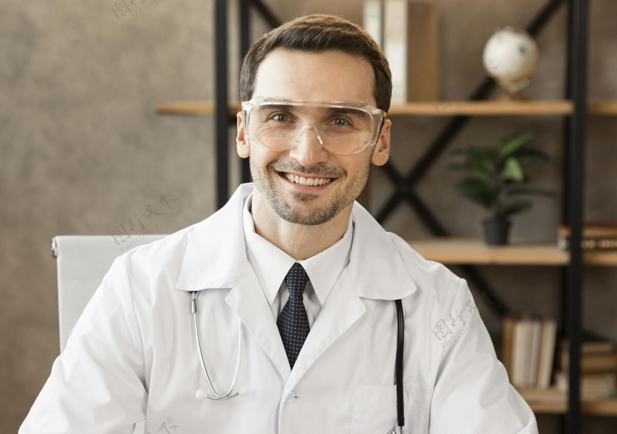 医疗戴着护目镜的中枪笑脸医生保健工作卫生工作者