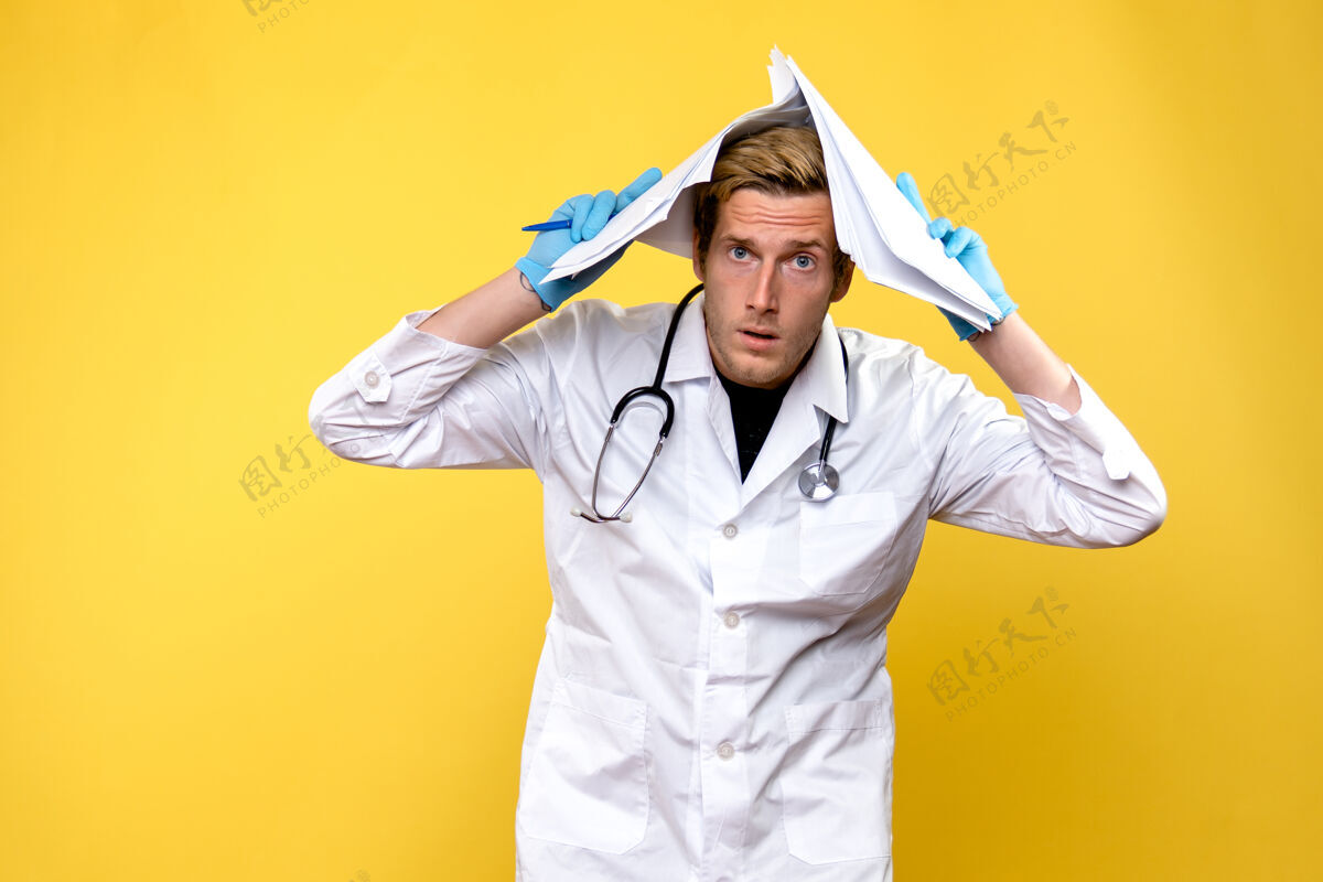 卫生正面图男医生手持黄色背景卫生院卫生员分析人员男性专业人员