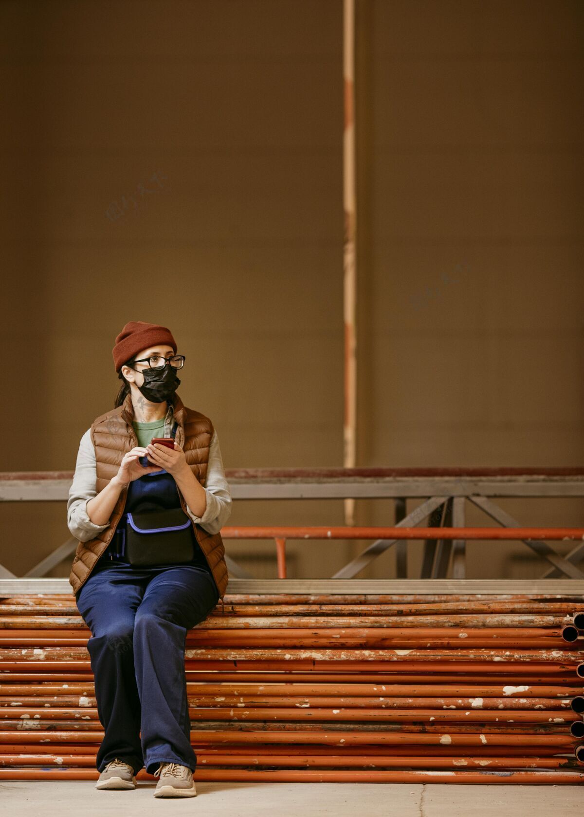 建筑商一个拿着智能手机的女人妇女节工人事业