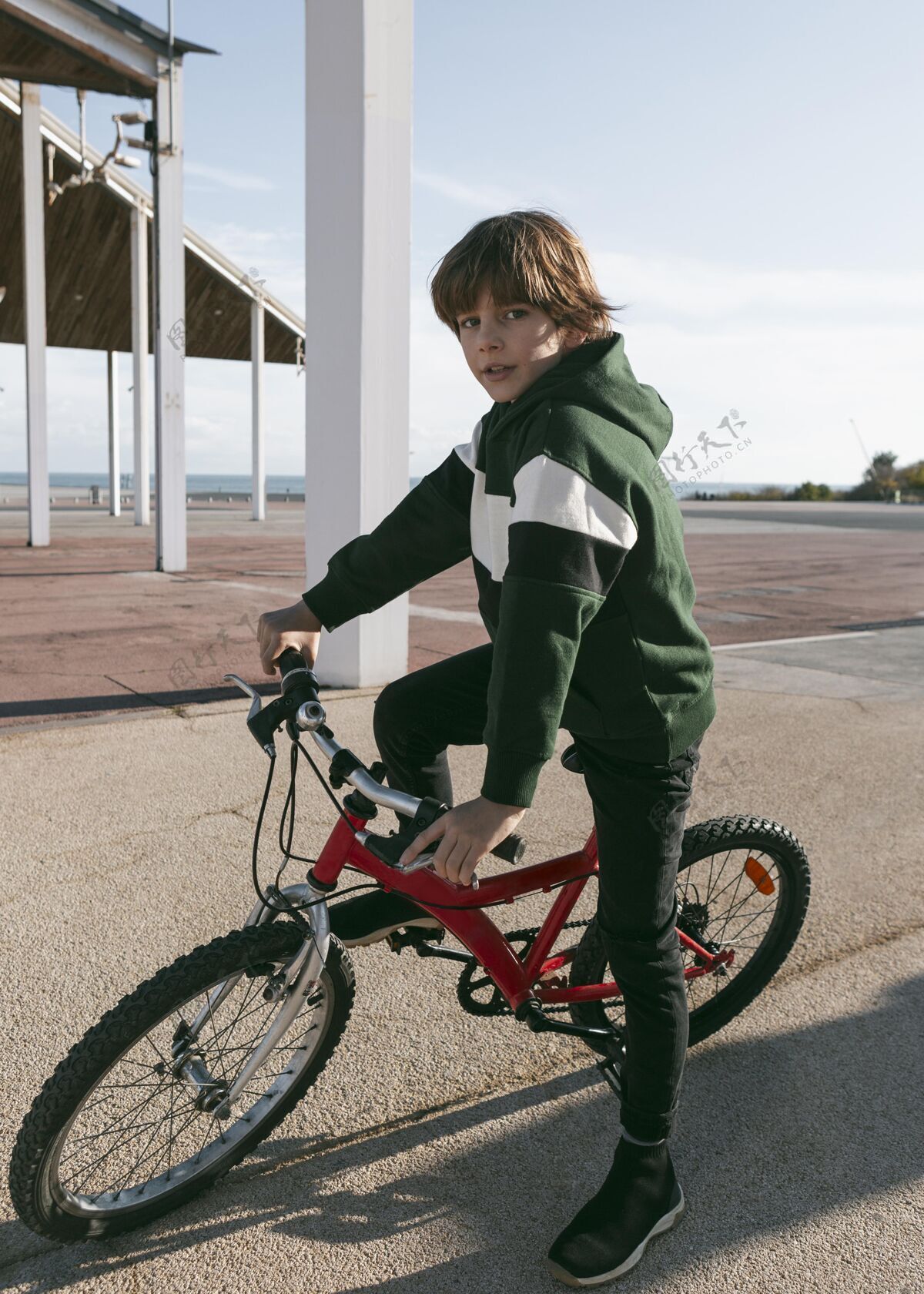青年男孩在户外骑自行车乐趣自行车休闲