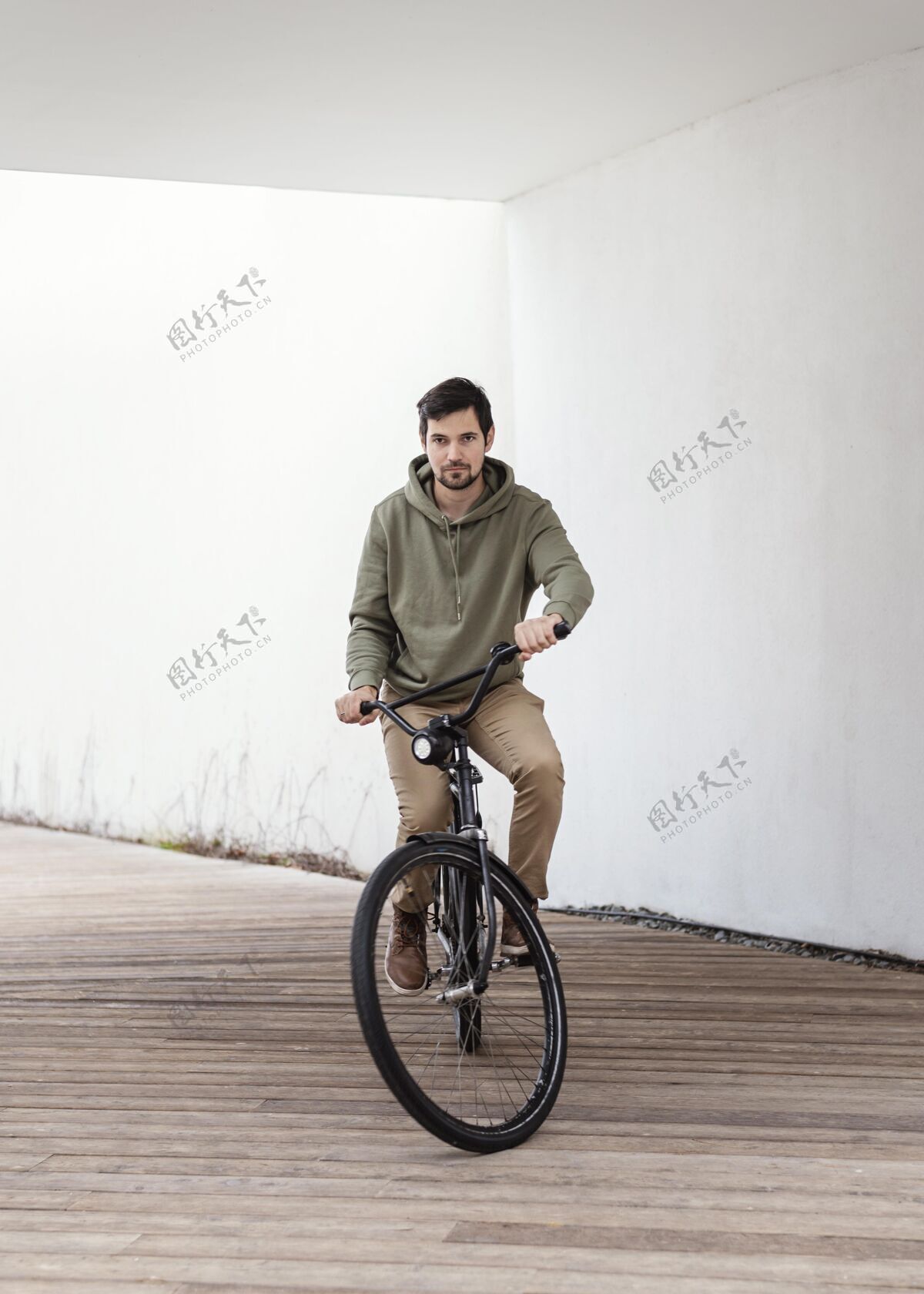 骑自行车在隧道里骑自行车的年轻人城市替代城市