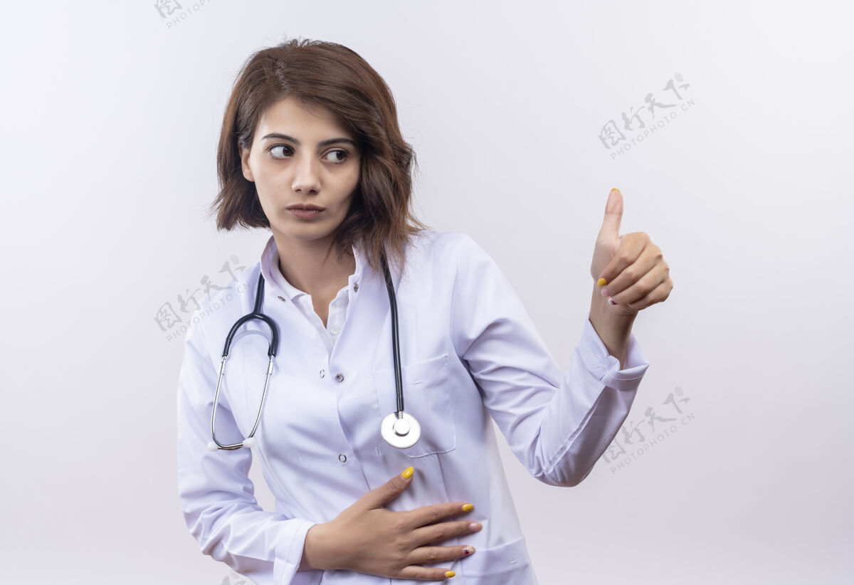 展示穿着白大褂的年轻女医生 听诊器在一旁竖起大拇指看年轻外套