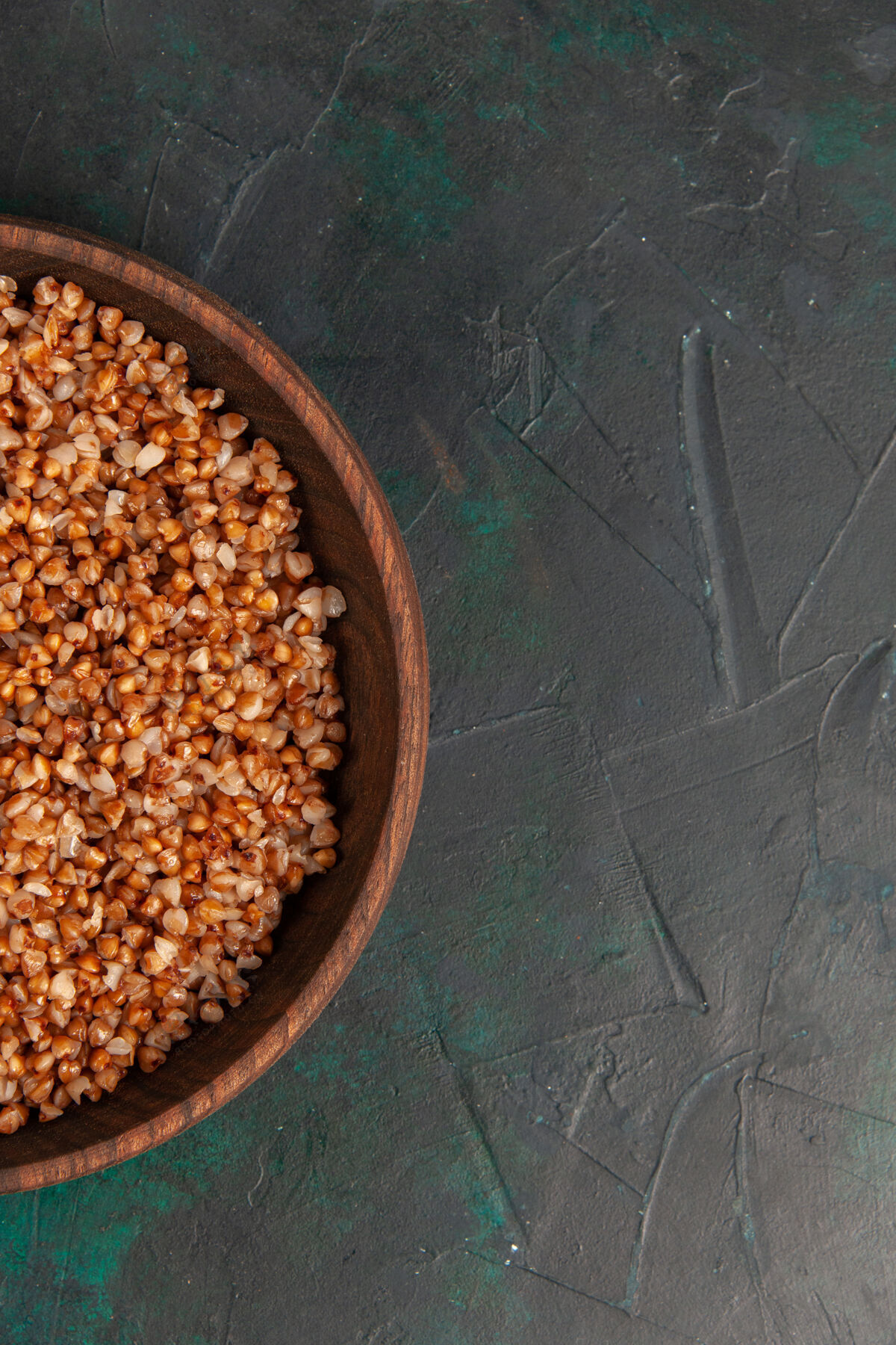 草药顶视图熟荞麦美味的饭菜里面棕色盘子上的深绿色表面美味农产品顶部