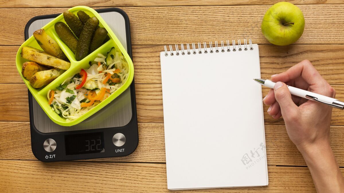 分类俯瞰美味的用餐安排与空笔记本美味饮食吃