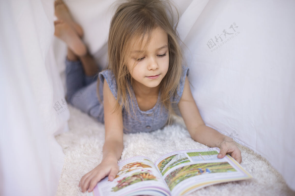 沉思最喜欢的书在床单下面读腿向上腿睡衣