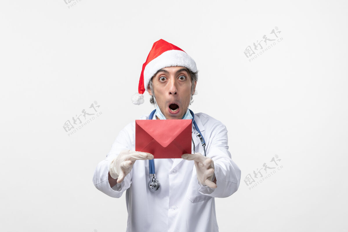 红包正面图男医生拿着红包上白墙冠状病毒-健康病毒医院视图红包