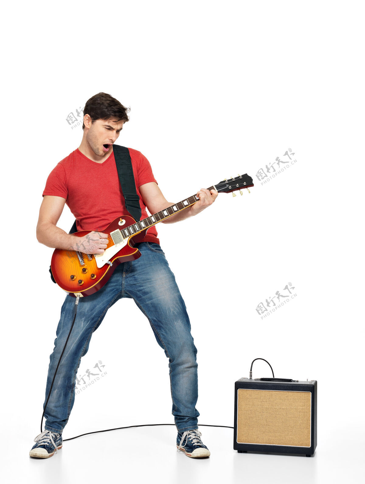 牛仔裤吉他手男人在电吉他上演奏着明亮的情感 隔离在白墙上完整肖像欢呼