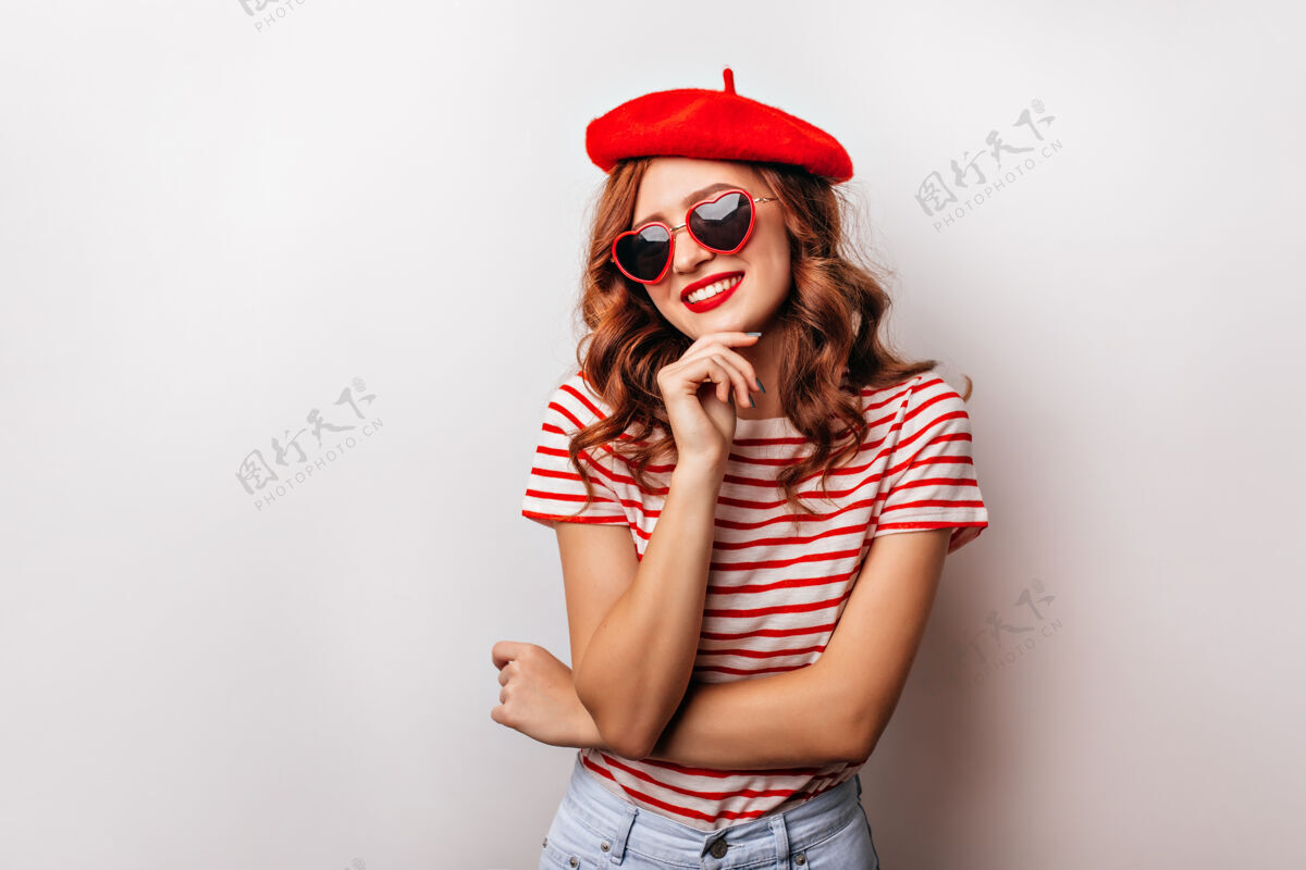 红发优雅的高加索女孩 姜黄色头发 微笑着穿着红色贝雷帽的年轻女士正在享受拍照成人头发深色