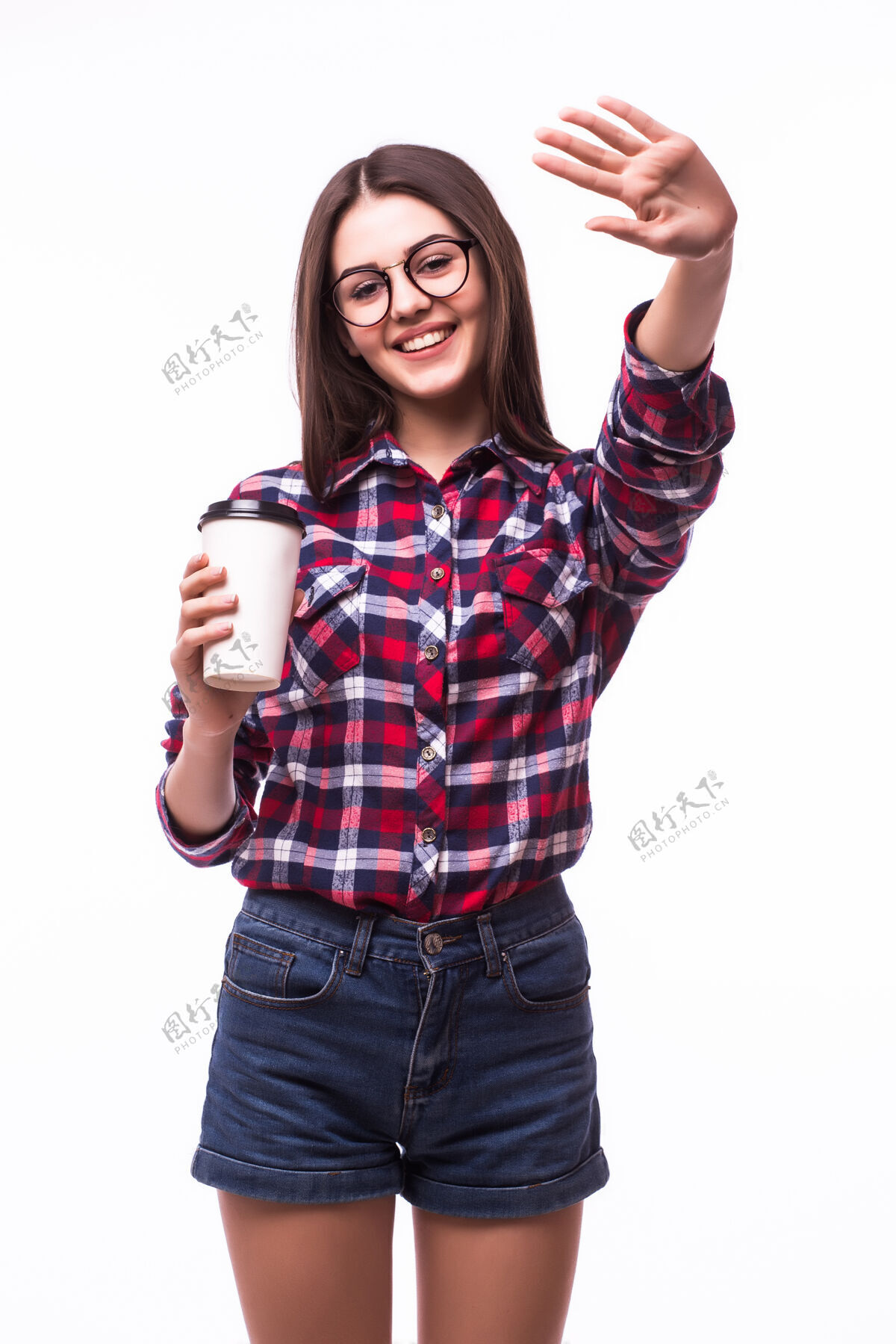 手照片中的女人用问候的手势从白色的纸杯里喝茶或咖啡成人健康女人