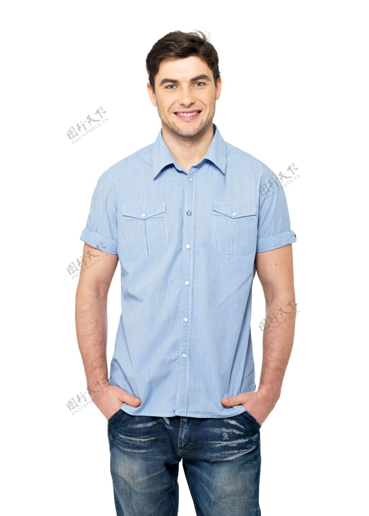 帅哥身着蓝色休闲衬衫的笑容可掬的帅哥肖像-隔离在白墙上人牛仔裤男人