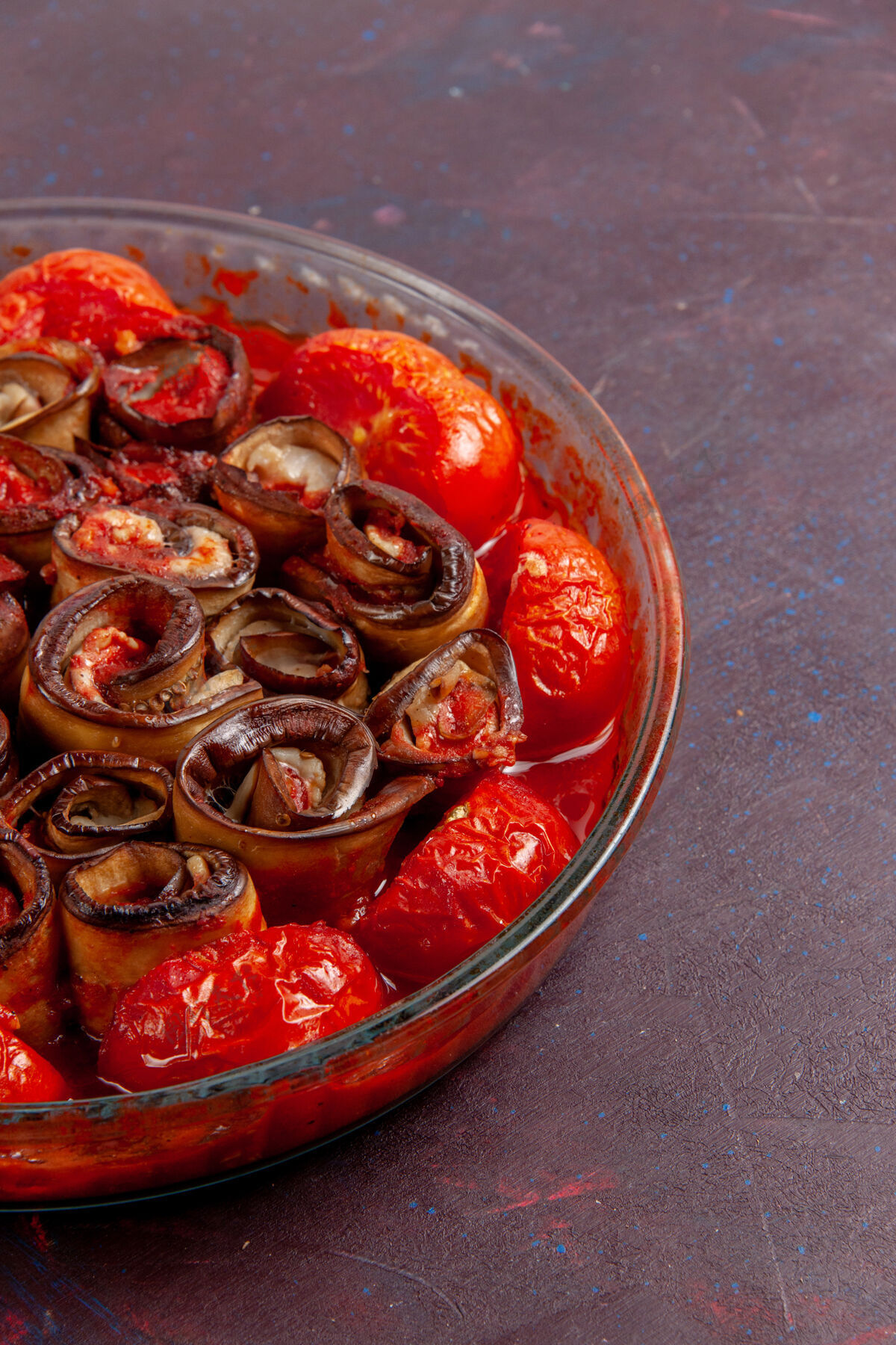 茄子前视图熟蔬菜餐番茄和茄子在黑暗的表面健康水果香料