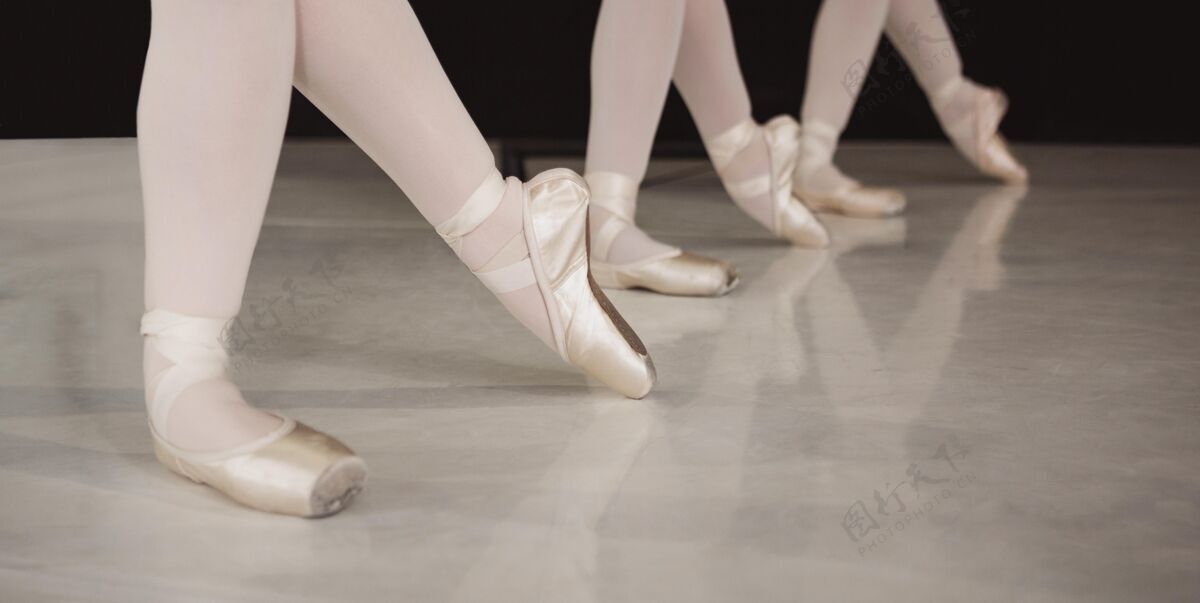 芭蕾舞专业芭蕾舞演员穿着尖头鞋排练的正面图表演舞蹈女